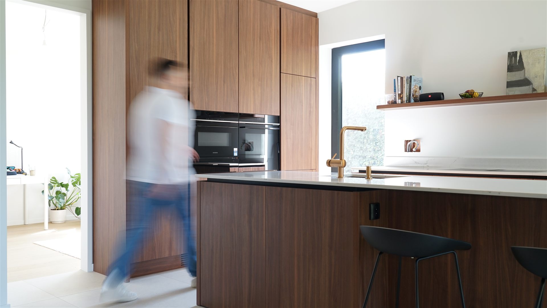 Cuisine sur mesure en noyer - Aliaj Interior